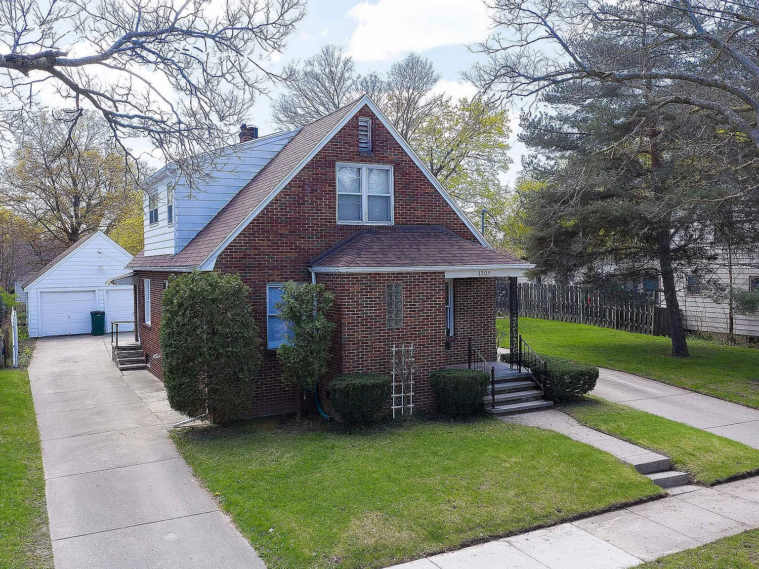 2 bed, 1049 sqft, $1,400 — Photo 1