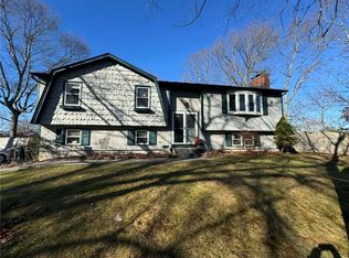 7 Adams Dr, Coventry, RI 02816
