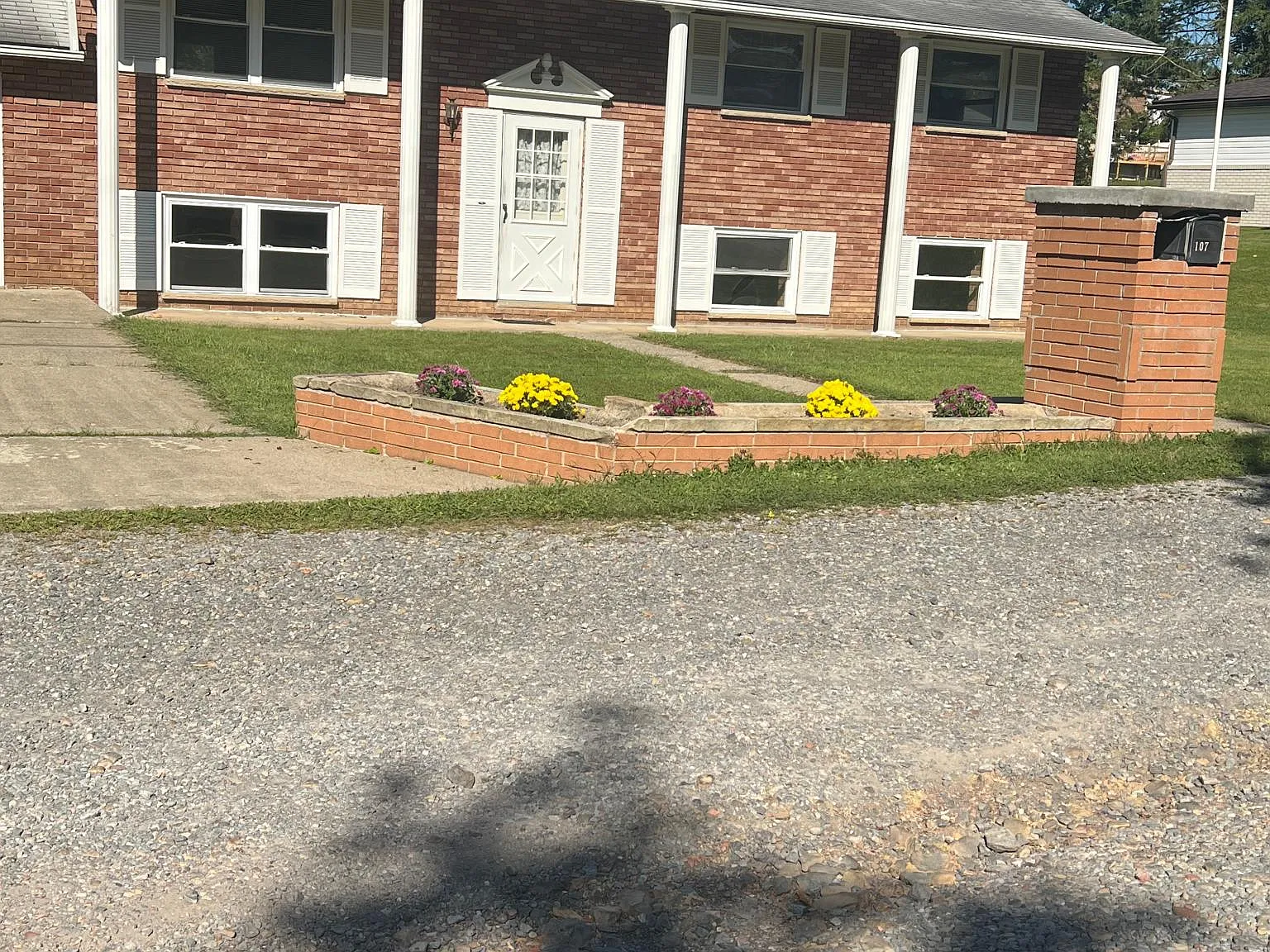 107 Ridgeview Dr — Photo 1