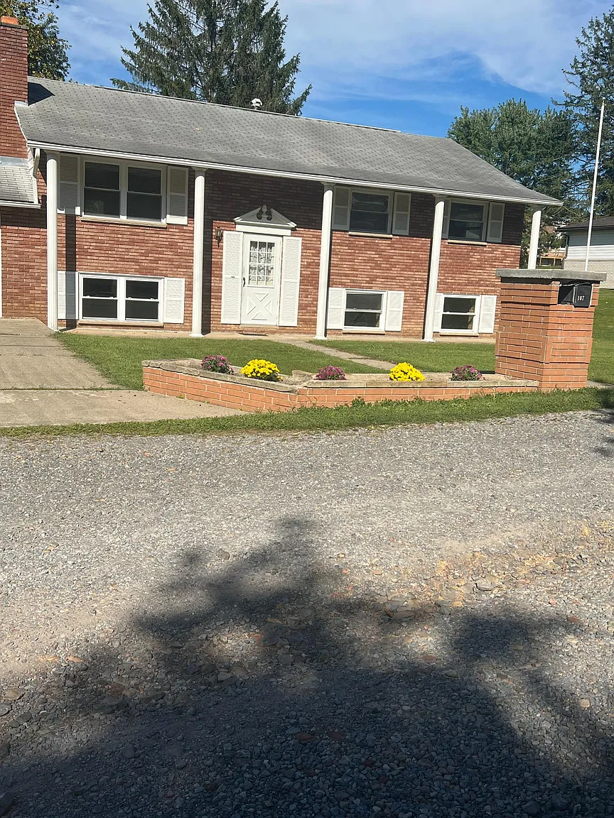 107 Ridgeview Dr photo 1