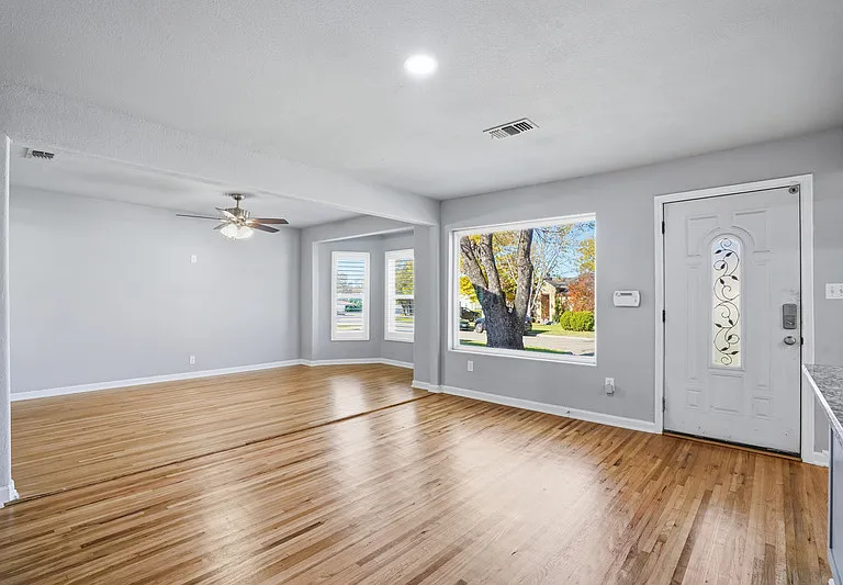 2933 S Hills Ave — Photo 13