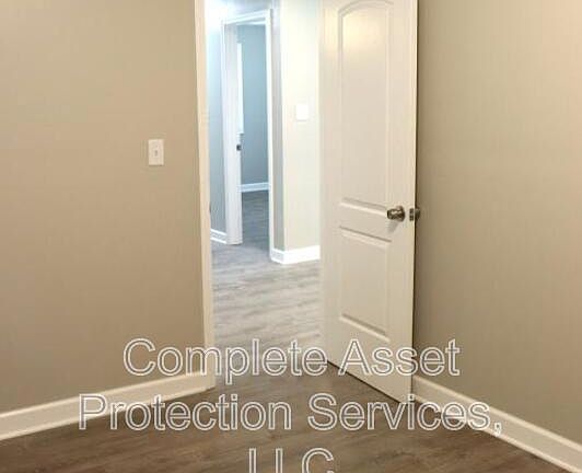 2nd image of 2326 Hickory St