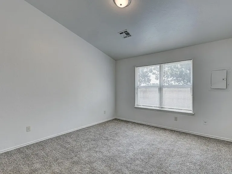 2406 Leeds Ln — Photo 7