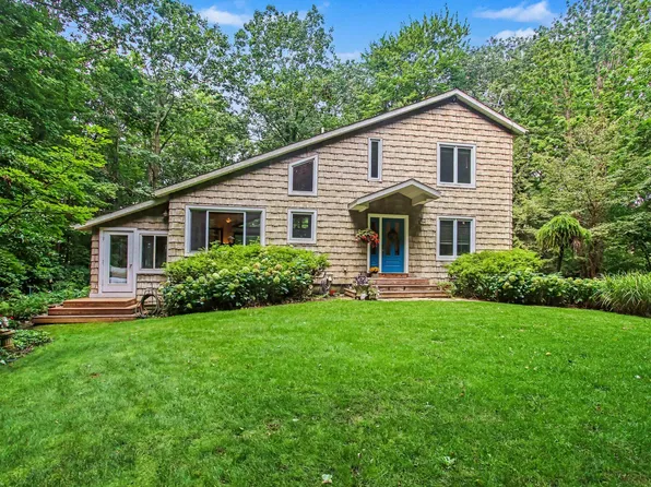 1735 N Darling Ln, Fennville, MI 49408