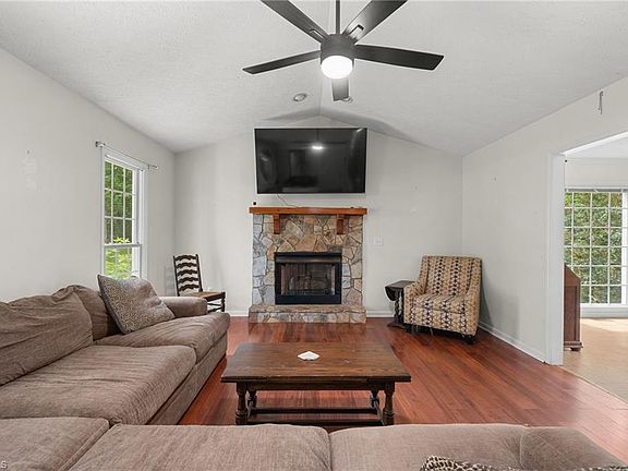 4th image of 1085 Woodbury Rd