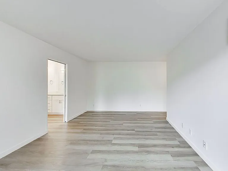 1015 Continentals Way — Photo 8