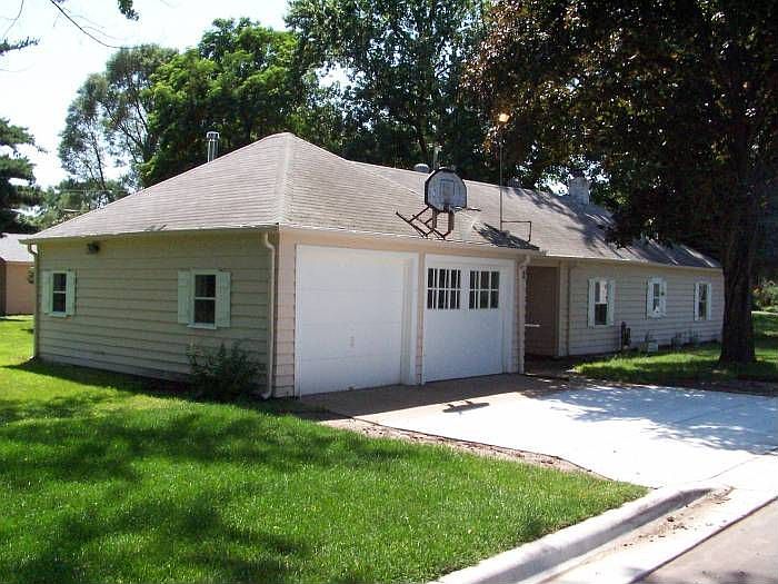 1st image of 12 Kingston Ave E