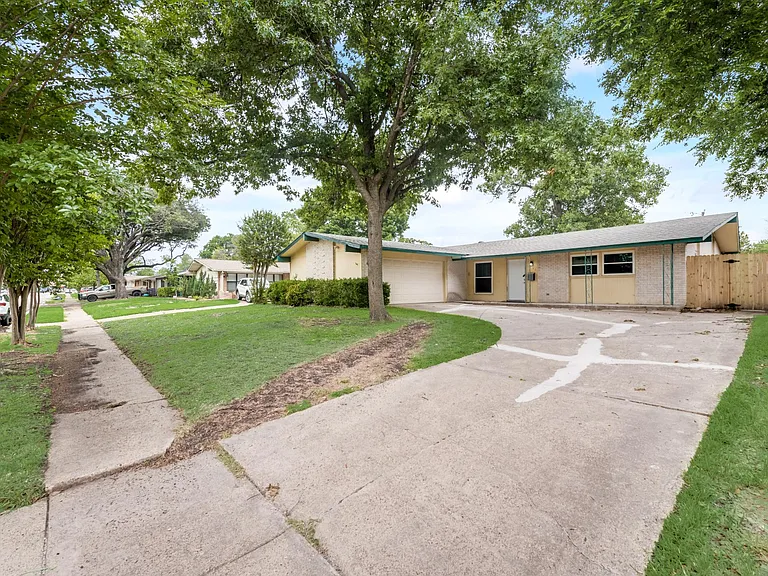 2402 Scotswood Dr — Photo 3