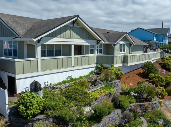 1975 Cleveland St, North Bend, OR 97459