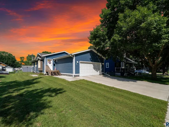 403 S 3rd St, Beresford, SD 57004