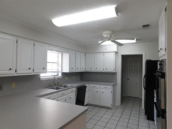 3rd image of 2100 Post Oak Dr