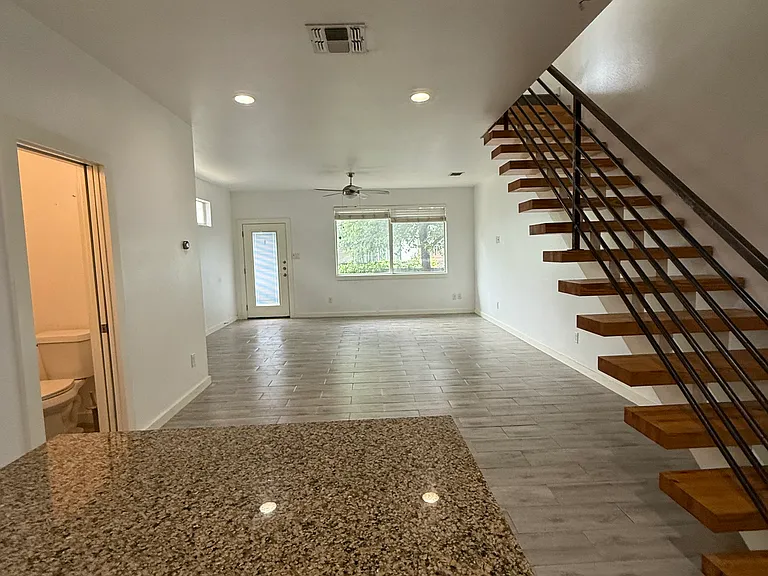 913 Ogden St — Photo 4