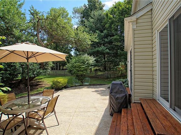 3rd image of 10225 Logan Ln