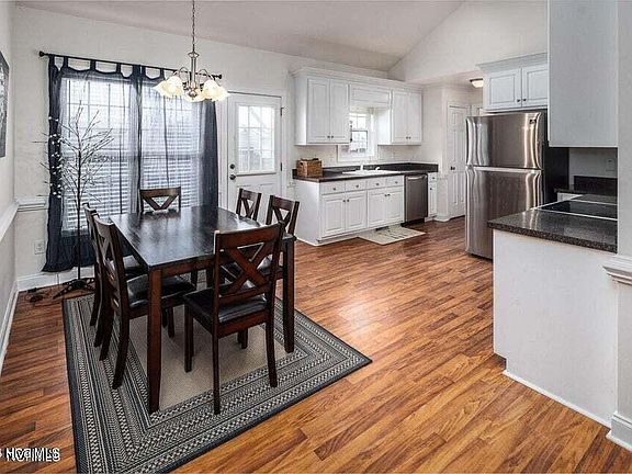 3rd image of 2704 N Chatham Ct