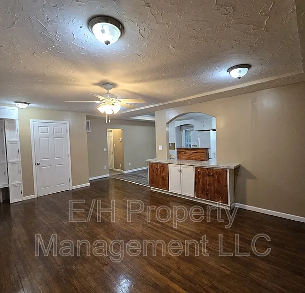635 N Andover Rd — Photo 3