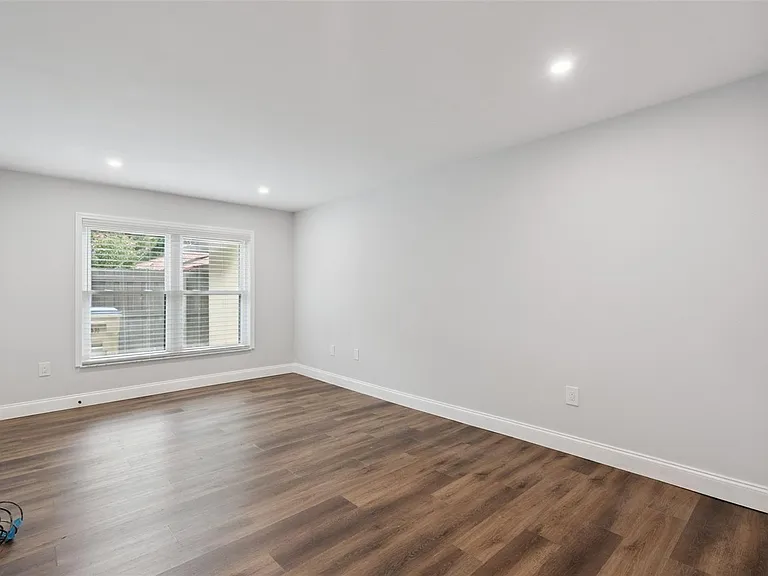 530 Hunter Cir — Photo 16