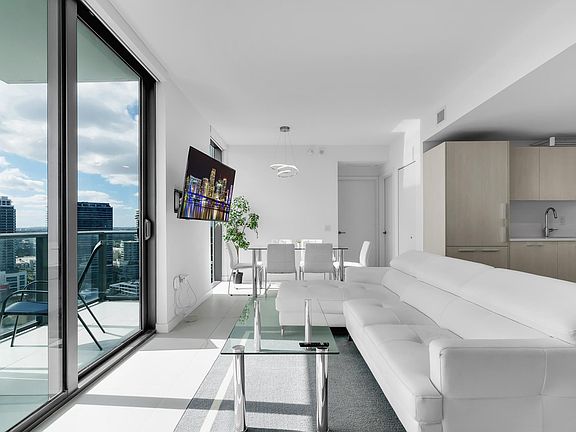 2nd image of 530 NE 31st St #2509