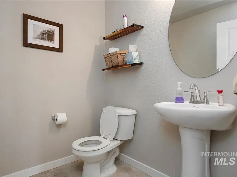765 SW Huebert — Photo 5