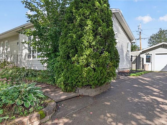 2nd image of 51 Weyburn Rd