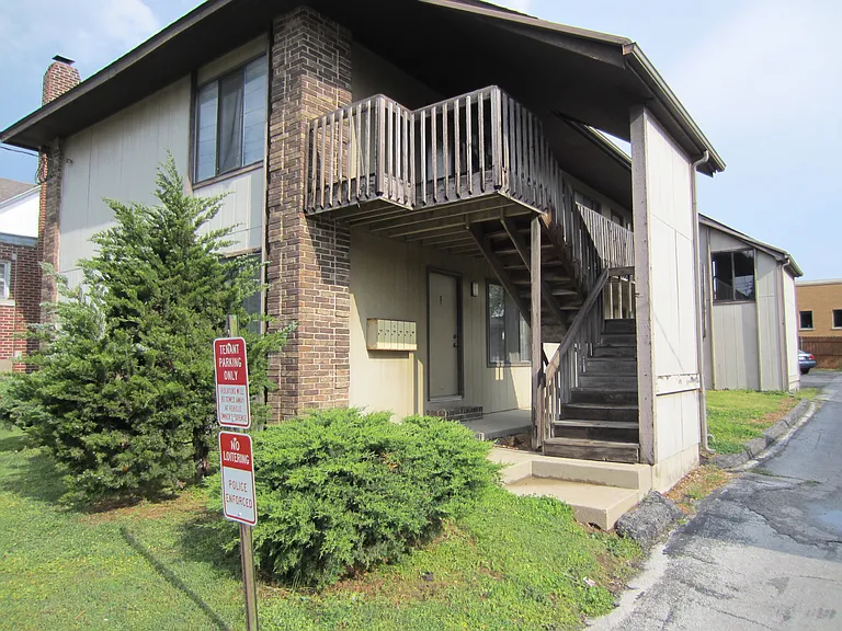 (617-629 East Grand)The Next Best Thing To Campus Housing!! — Photo 20