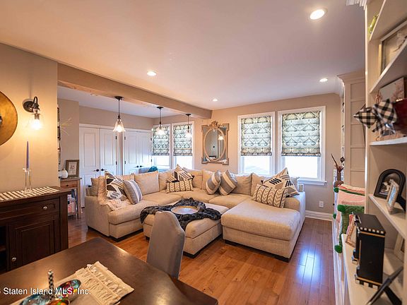 4th image of 217 Willard Ave