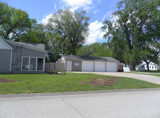 555 W Arrow St, Marshall, MO 65340