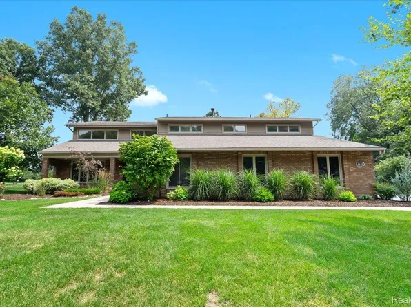 6678 Johnathon Dr, Troy, MI 48098