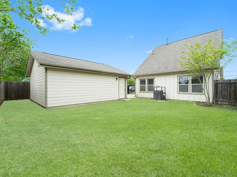 3548 Rebecca St — Photo 32