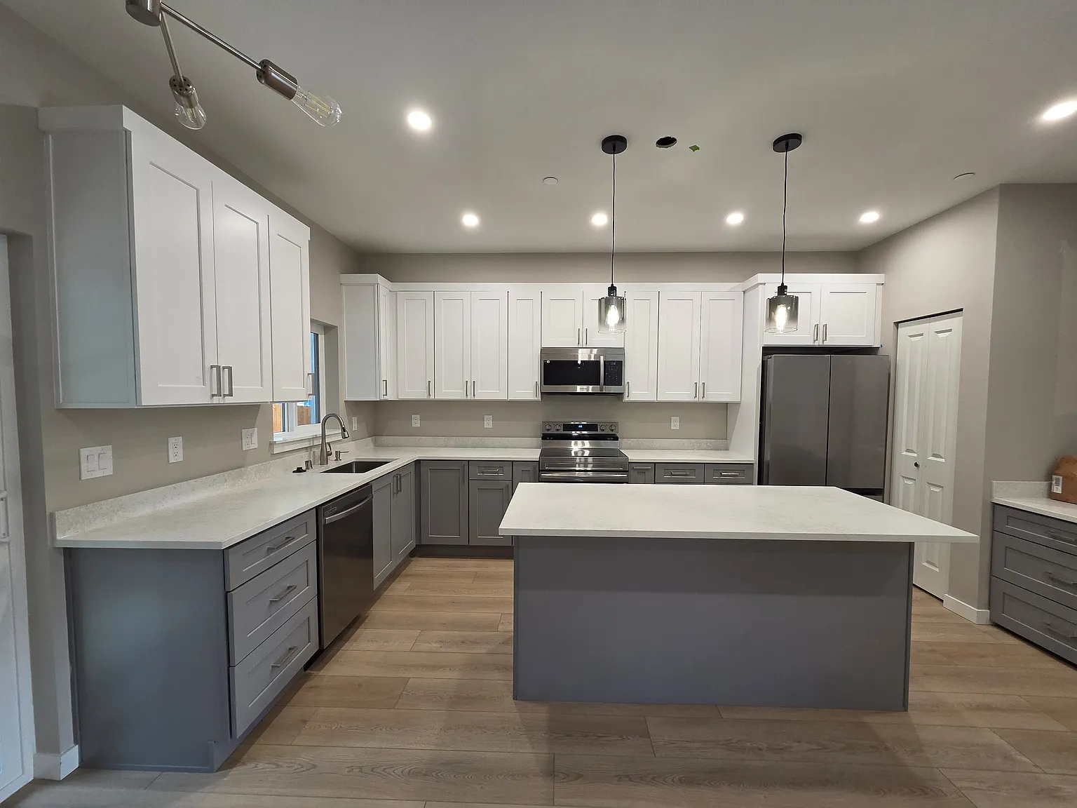 4 bed, 2.5 bath, 1608 sqft, $3,750 — Photo 3