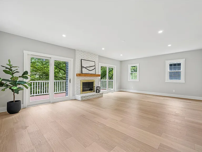 218 Biddulph Rd — Photo 9