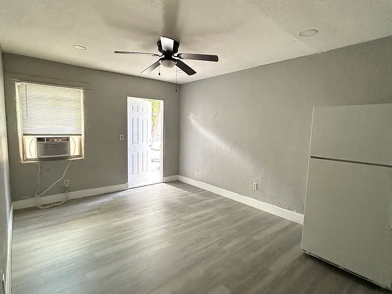 430 N Charles St #9 — Photo 2