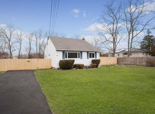 12 Munson Ln, West Sayville, NY 11796
