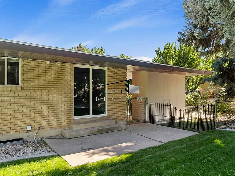 1334 Henderson Dr — Photo 30