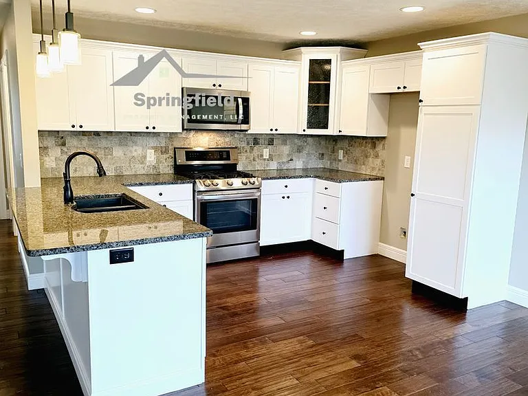 4559 E Cromwell St — Photo 2