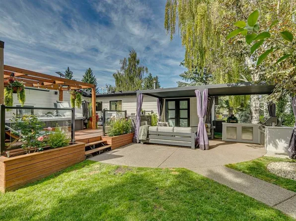 320 NW Braniff Pl SW, Calgary, AB T2W 1R7
