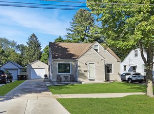 228 W Garfield St, Freeport, IL 61032