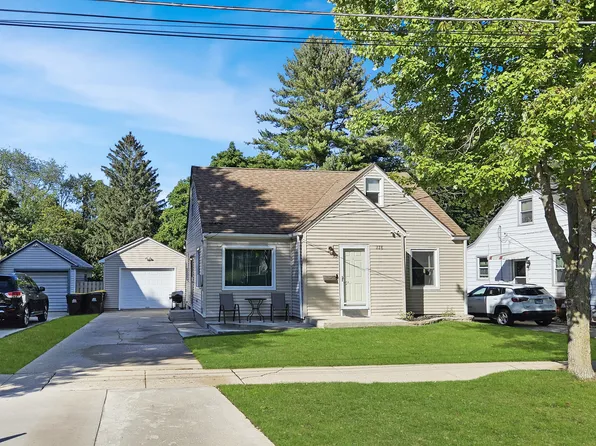 228 W Garfield St, Freeport, IL 61032