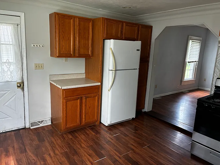 613 Lott St — Photo 7