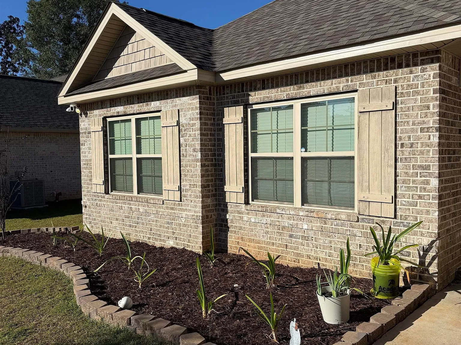 4 bed, 2.0 bath, 1750 sqft, $2,400 — Photo 3