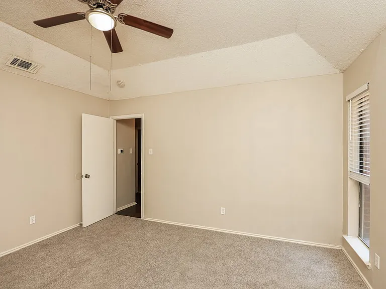 2605 Hartford Ln — Photo 11