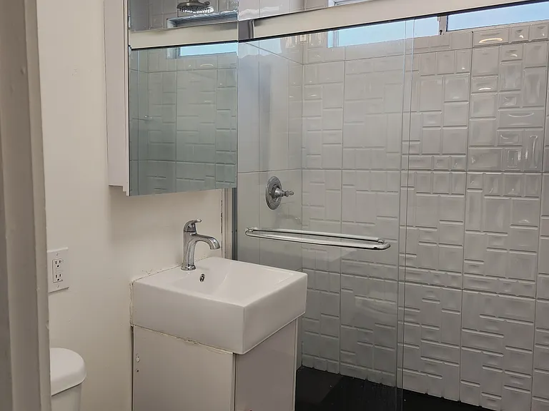 2119 N Beachwood Dr #5 — Photo 8