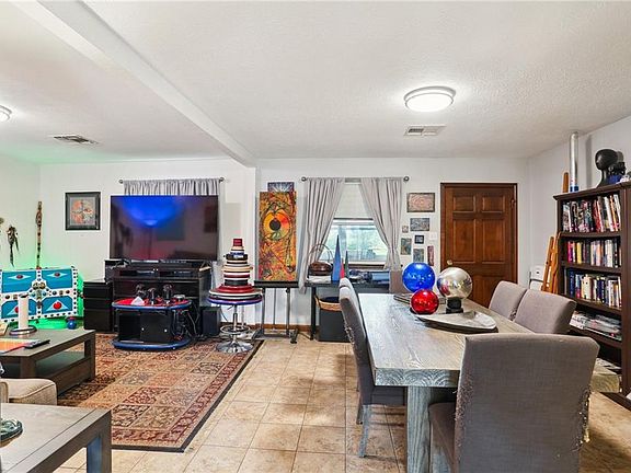 3rd image of 1010 Newman Ave