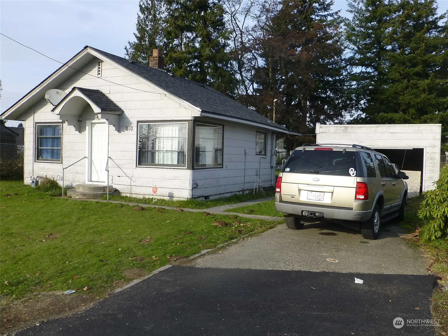 1110 E Moore photo 1