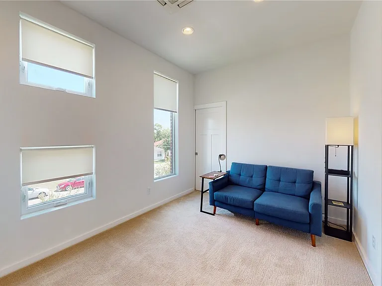 217 N Houston Ave — Photo 32