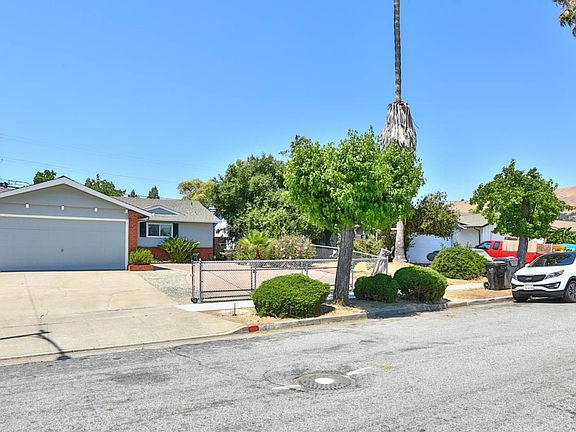 3rd image of 3199 Percivale Dr