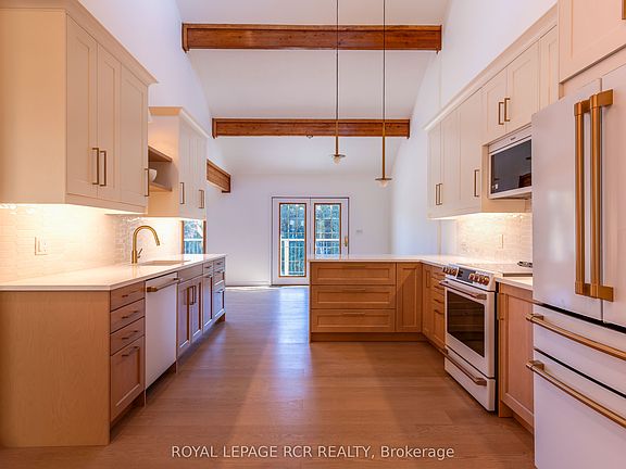 5th image of 674189 Hurontario St