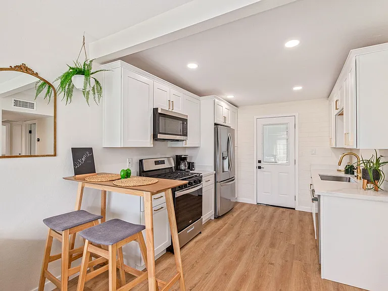 930 E Henry St #A — Photo 2
