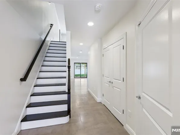 284 Knox Avenue image 8 of 12