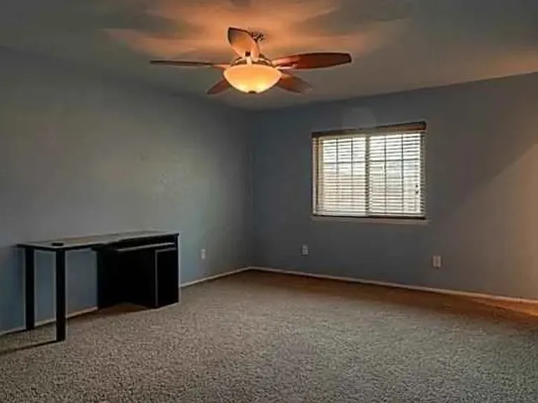 6900 Glendale Dr — Photo 4