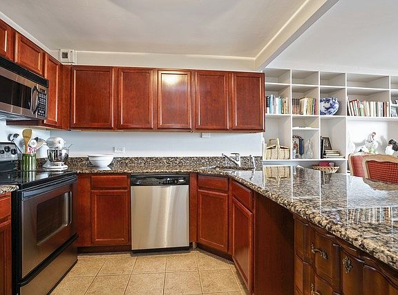 5th image of 525 W Hawthorne Pl APT 1805